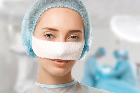 Bandage fixé sur le nez lors de la rééducation après rhinoplastie.
